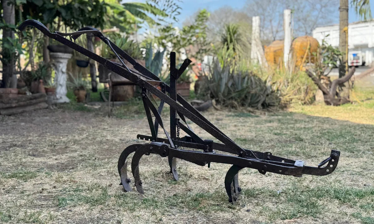 Muy Antiguo Y Original Arado Sembradora De Hierro Sólido.