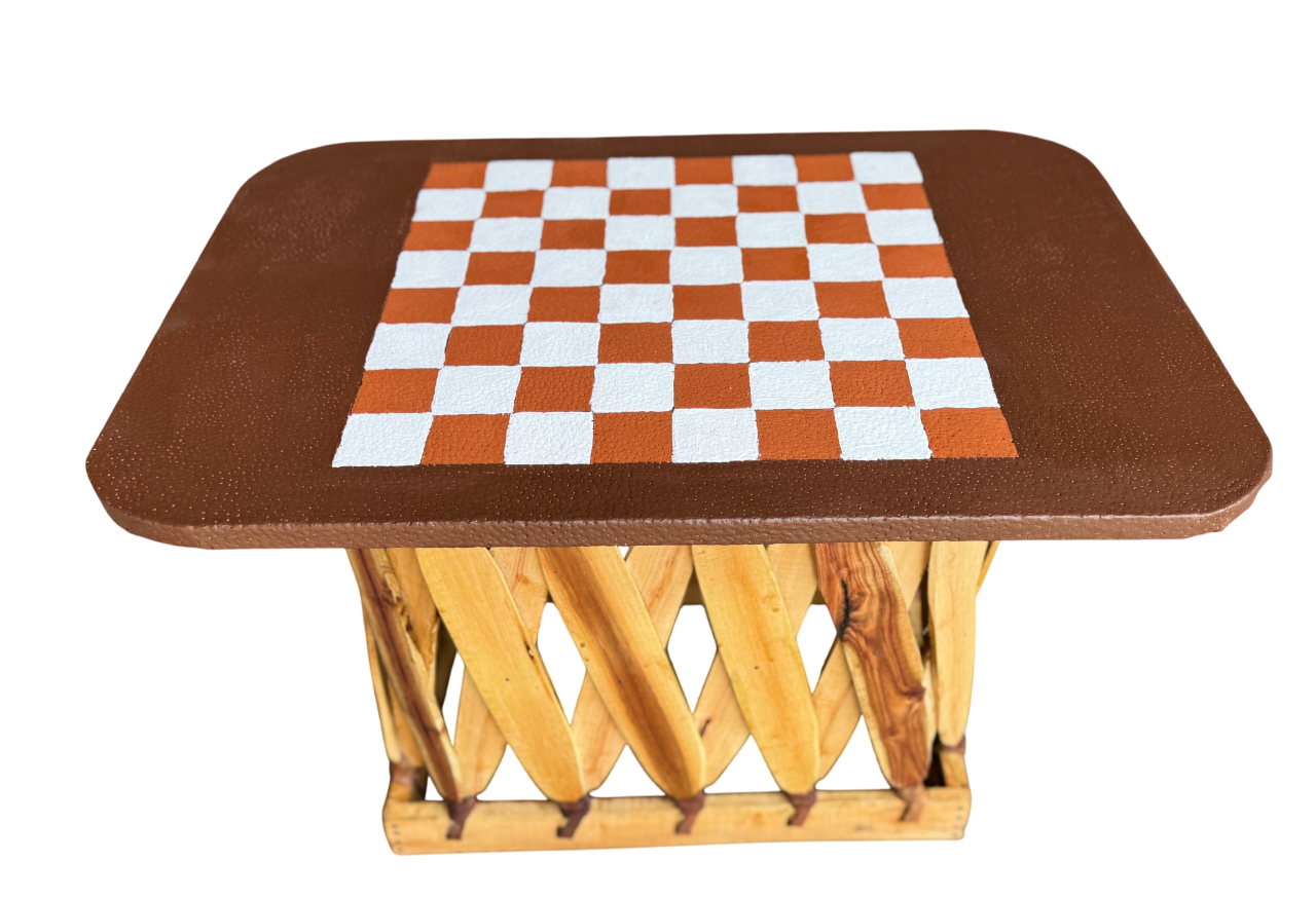 Bella Mesa Artesanal Con Tablero De Ajedrez Estilo Antiguo.