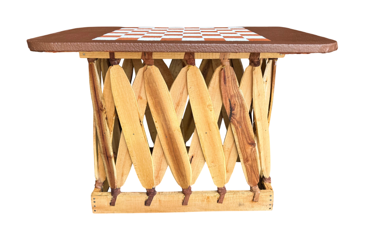 Bella Mesa Artesanal Con Tablero De Ajedrez Estilo Antiguo.