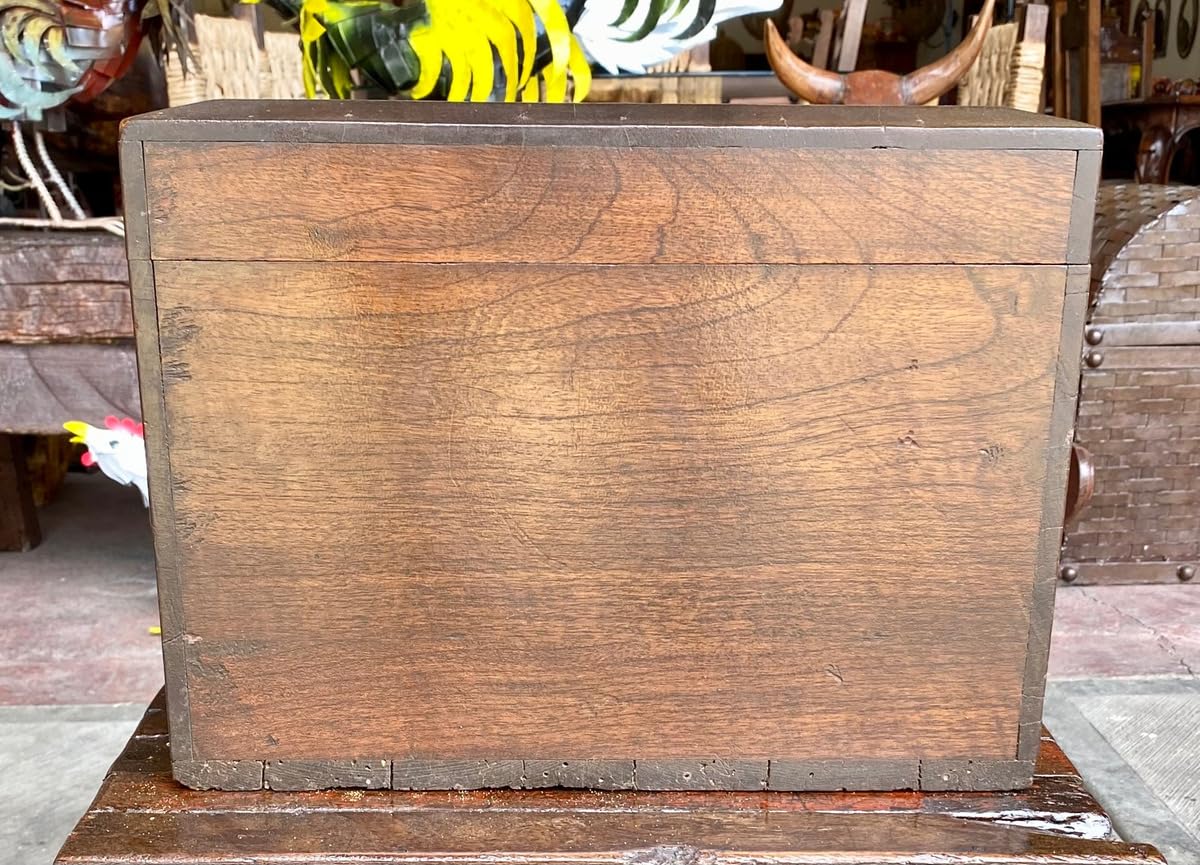 Baúl petaquilla antiguo de madera, marca Galería Tonaltecas Jaliscienses, pieza única, detalles originales