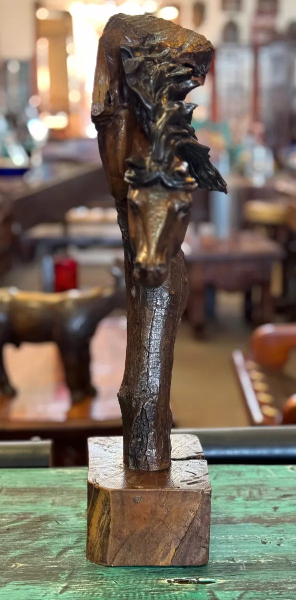 Escultura En Forma De Caballo En Nogal Estilo Antiguo.