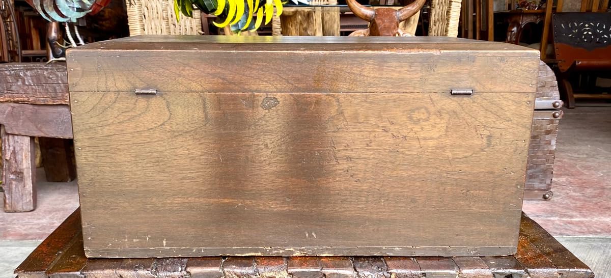Baúl petaquilla antiguo de madera, marca Galería Tonaltecas Jaliscienses, pieza única, detalles originales