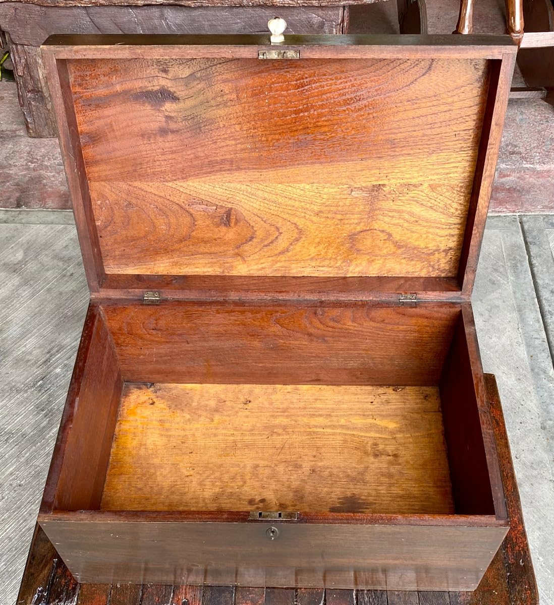 Baúl petaquilla antiguo de madera, marca Galería Tonaltecas Jaliscienses, pieza única, detalles originales