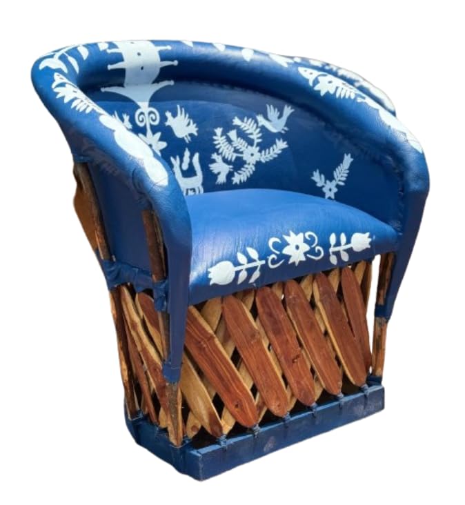 Sillón equipal azul con figuras pintada.