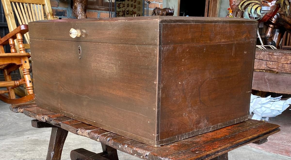 Baúl petaquilla antiguo de madera, marca Galería Tonaltecas Jaliscienses, pieza única, detalles originales