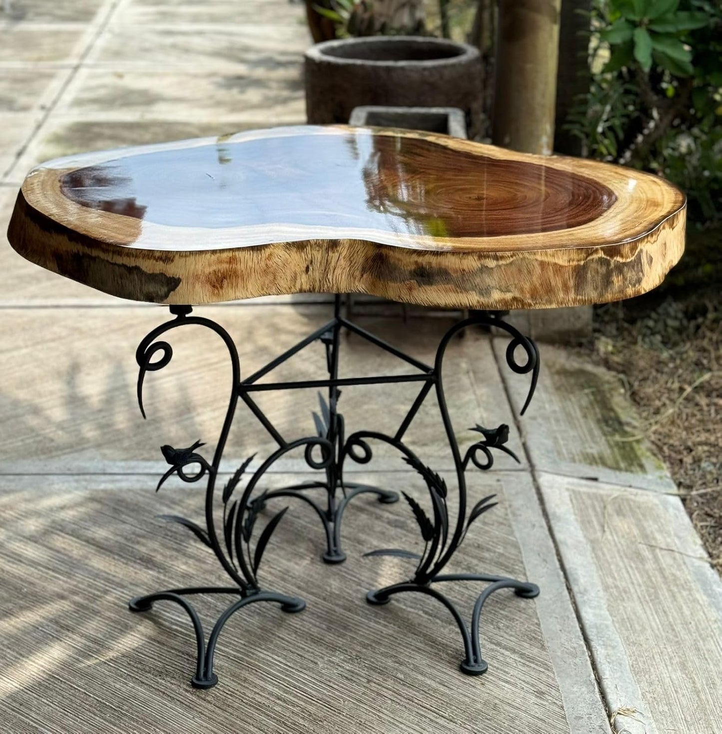 Mesa de Decoración de Parota con Base de Pájaros