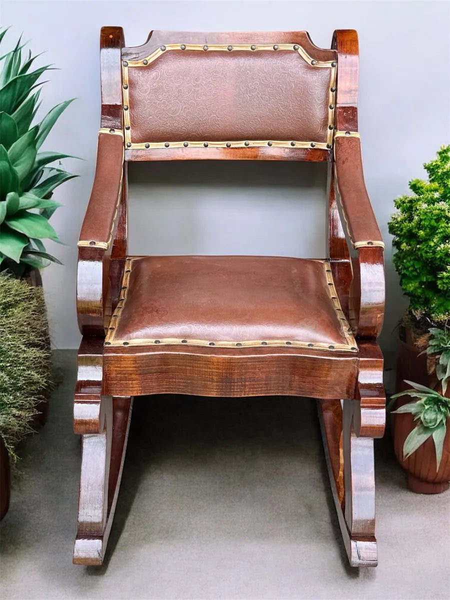Silla Mecedora En Madera De Mezquite Y Piel Estilo Antiguo.