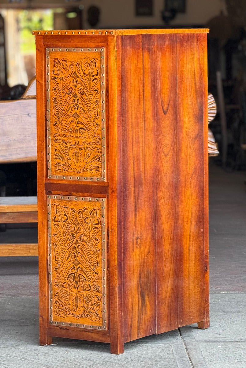 Cajonera De Madera Cedro Y Piel Estilo Antiguo.