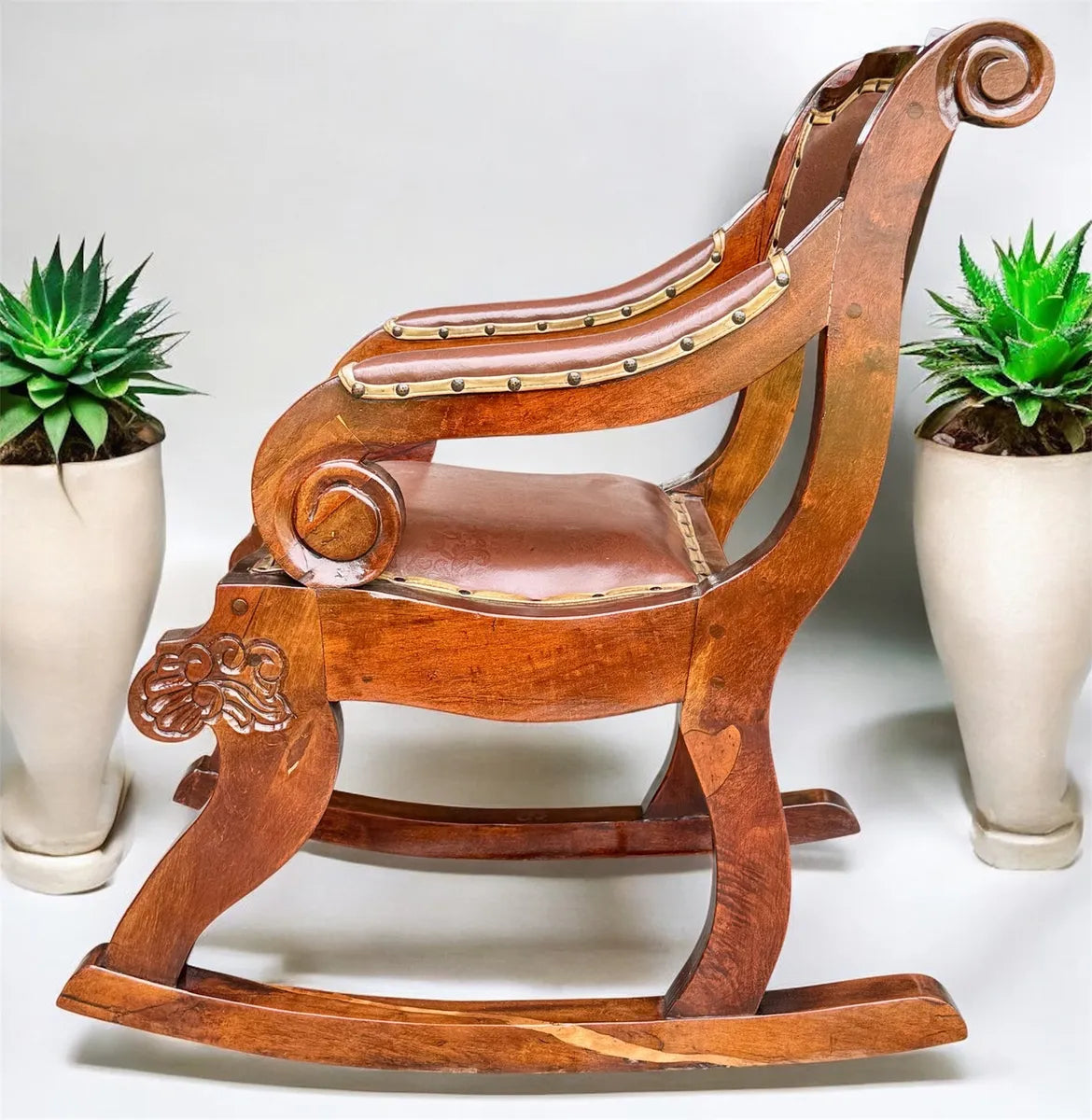 Silla Mecedora En Madera De Mezquite Y Piel Estilo Antiguo.