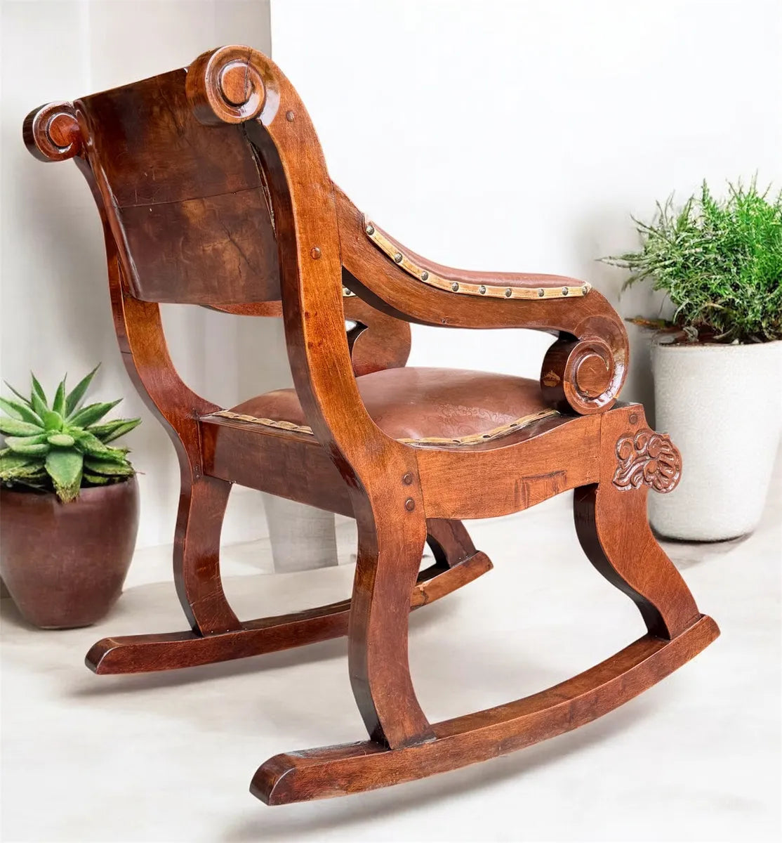 Silla Mecedora En Madera De Mezquite Y Piel Estilo Antiguo.