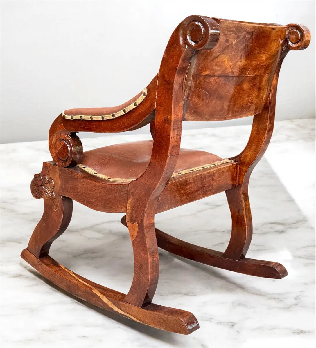 Silla Mecedora En Madera De Mezquite Y Piel Estilo Antiguo.