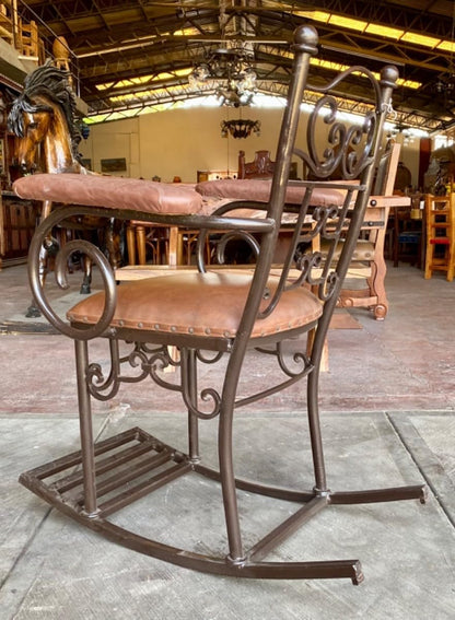 Mecedora artesanal de hierro forjado, tapizada en vinipiel y madera de parota, estilo español, ideal para terrazas y exteriores
