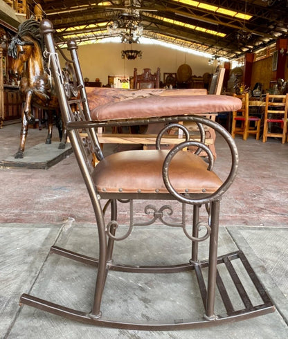 Mecedora artesanal de hierro forjado, tapizada en vinipiel y madera de parota, estilo español, ideal para terrazas y exteriores