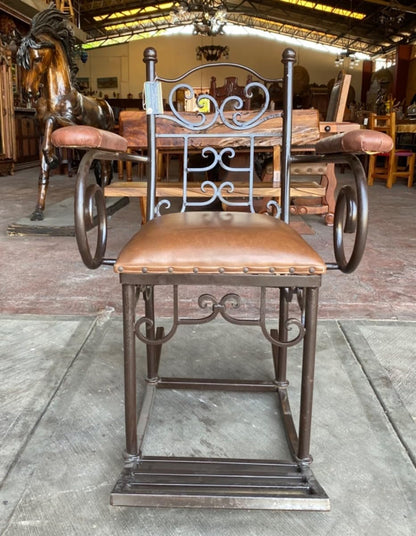 Mecedora artesanal de hierro forjado, tapizada en vinipiel y madera de parota, estilo español, ideal para terrazas y exteriores