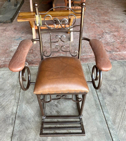 Mecedora artesanal de hierro forjado, tapizada en vinipiel y madera de parota, estilo español, ideal para terrazas y exteriores