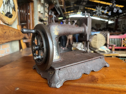 Antigua Maquina De Coser De Principios De Siglo Xx.