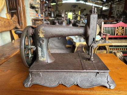 Antigua Maquina De Coser De Principios De Siglo Xx.