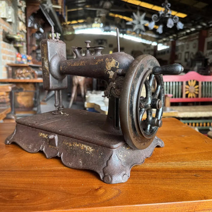 Antigua Maquina De Coser De Principios De Siglo Xx.