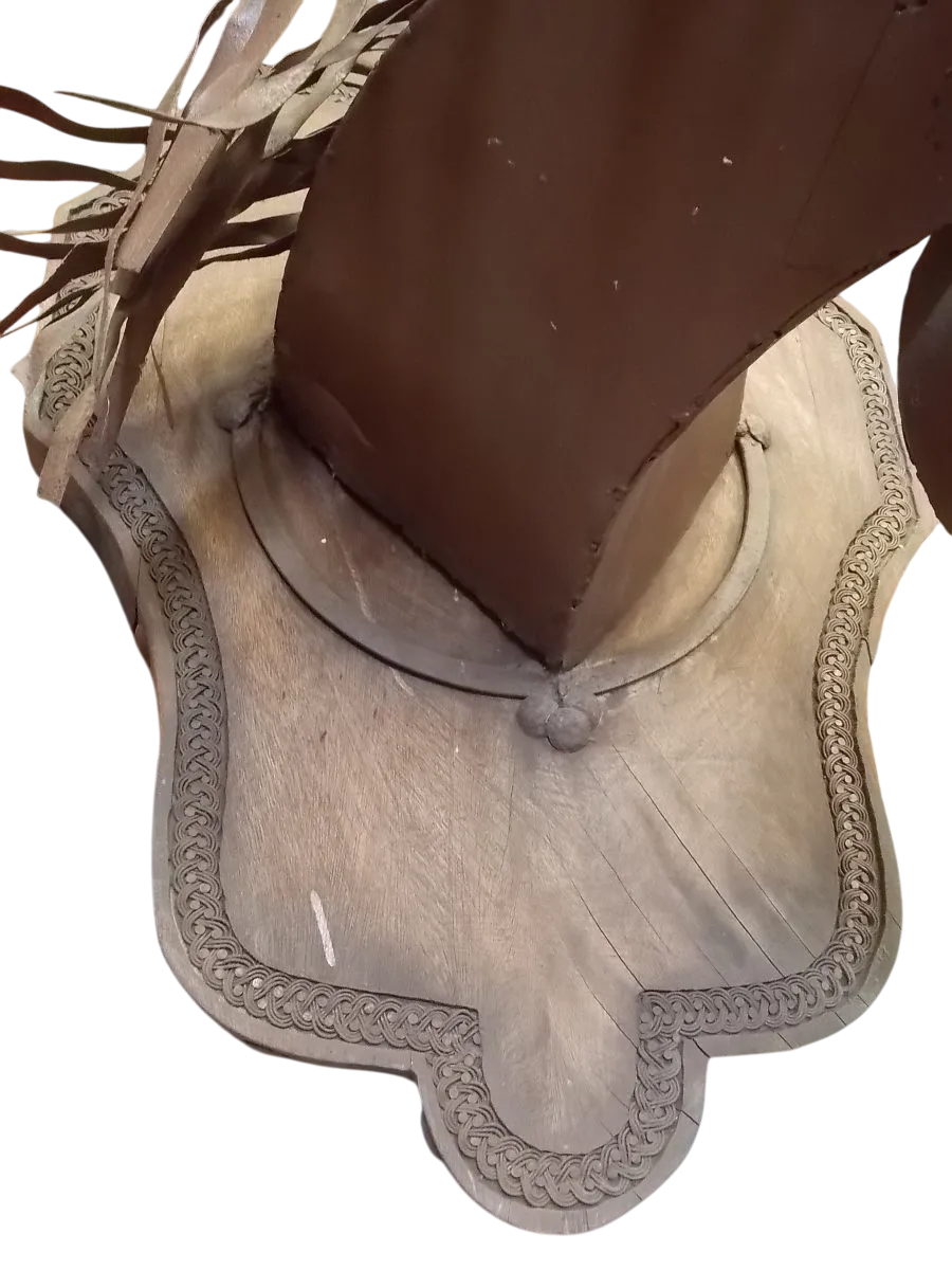 Cabeza De Caballo Con Escudo De Madera. Estilo Antiguo.