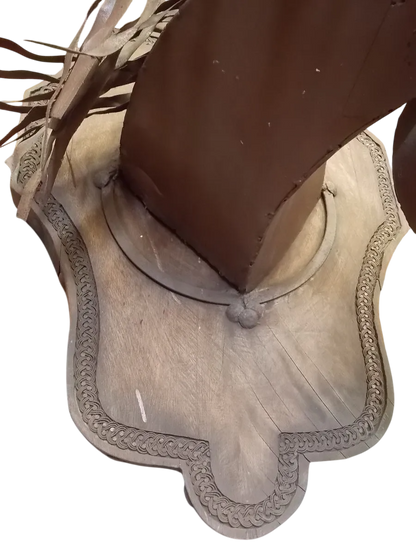 Cabeza De Caballo Con Escudo De Madera. Estilo Antiguo.