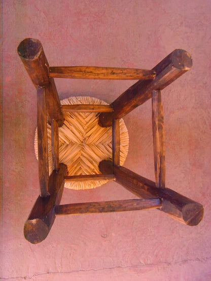 Banco Artesanal Para Bar De Madera Y Tule. Estilo Antiguo.