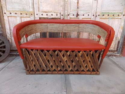 Sala Artesanal De Equipal De Madera Y Piel Estilo Antiguo.