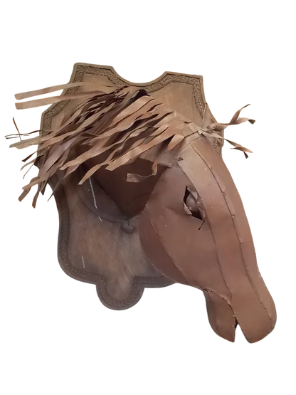 Cabeza De Caballo Con Escudo De Madera. Estilo Antiguo.