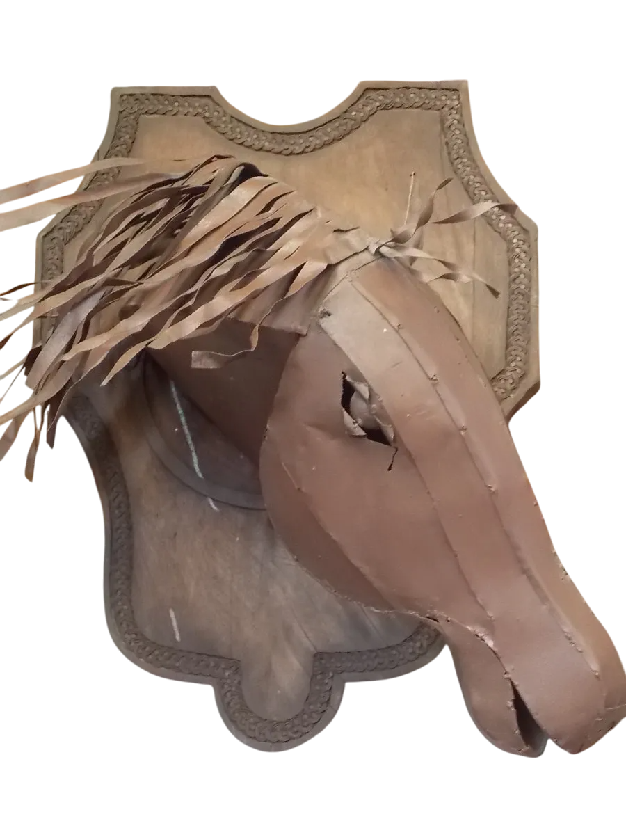 Cabeza De Caballo Con Escudo De Madera. Estilo Antiguo.