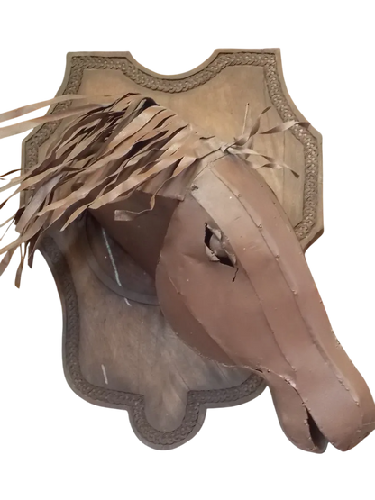 Cabeza De Caballo Con Escudo De Madera. Estilo Antiguo.
