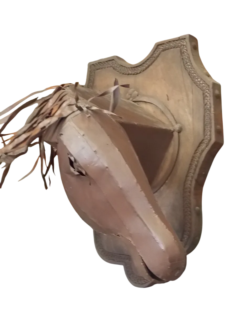 Cabeza De Caballo Con Escudo De Madera. Estilo Antiguo.