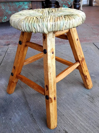 Banco Artesanal. Madera Y Tejido Con Tule Estilo Antiguo.