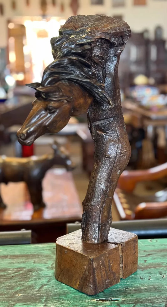 Escultura En Forma De Caballo En Nogal Estilo Antiguo.