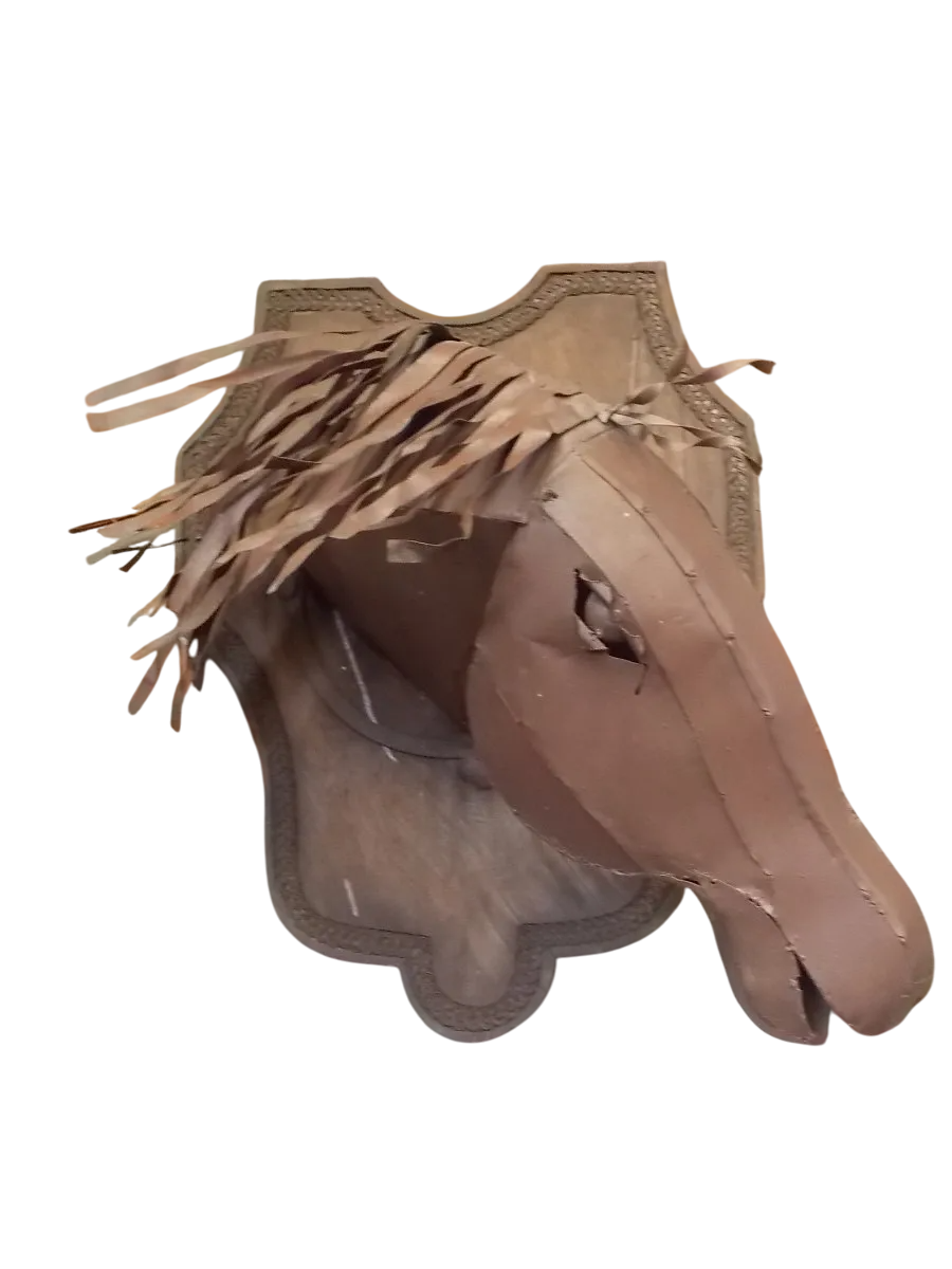 Cabeza De Caballo Con Escudo De Madera. Estilo Antiguo.