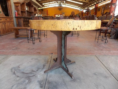 Bella Mesa De Comedor Con Rodaja De Parota Estilo Antiguo.