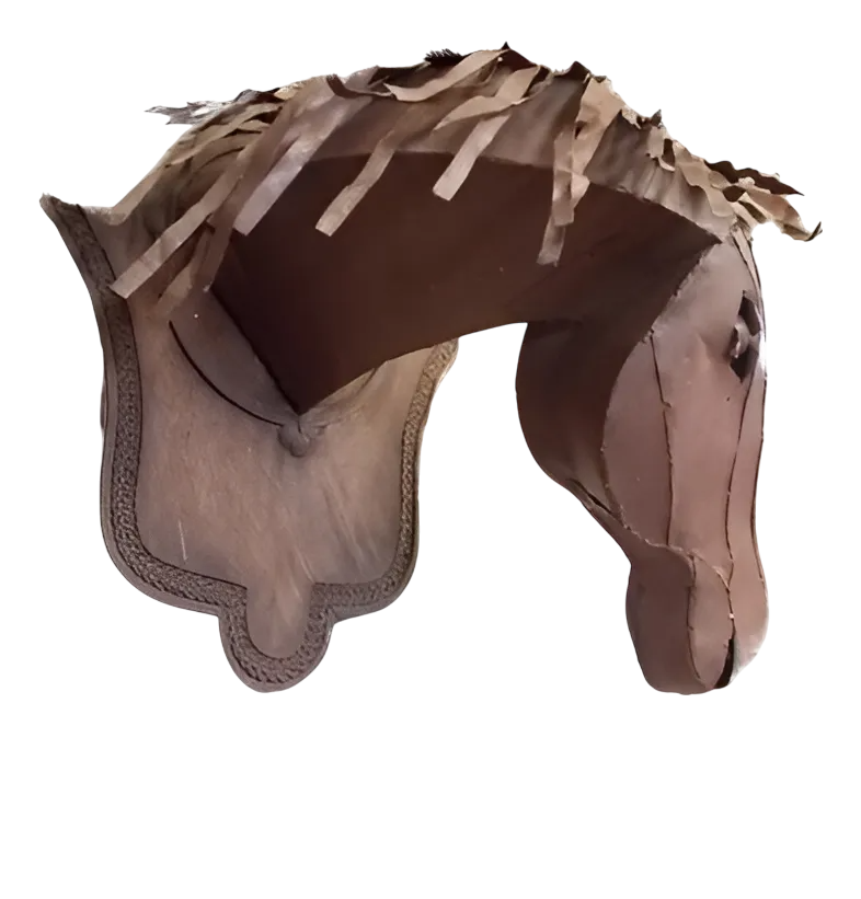 Cabeza De Caballo Con Escudo De Madera. Estilo Antiguo.