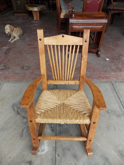 Bella Mecedora De Madera Sustentable Y Tule Estilo Antiguo.