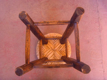 Banco Artesanal Para Bar De Madera Y Tule. Estilo Antiguo.