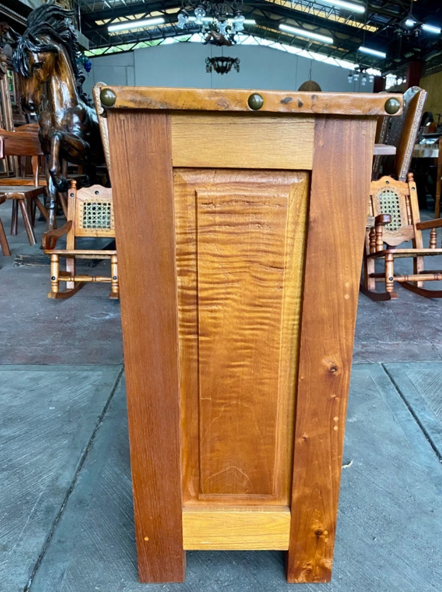 Comoda Cajonera En Madera Cedro Encino Y Piel Estilo Antiguo