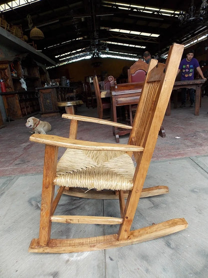 Bella Mecedora De Madera Sustentable Y Tule Estilo Antiguo.