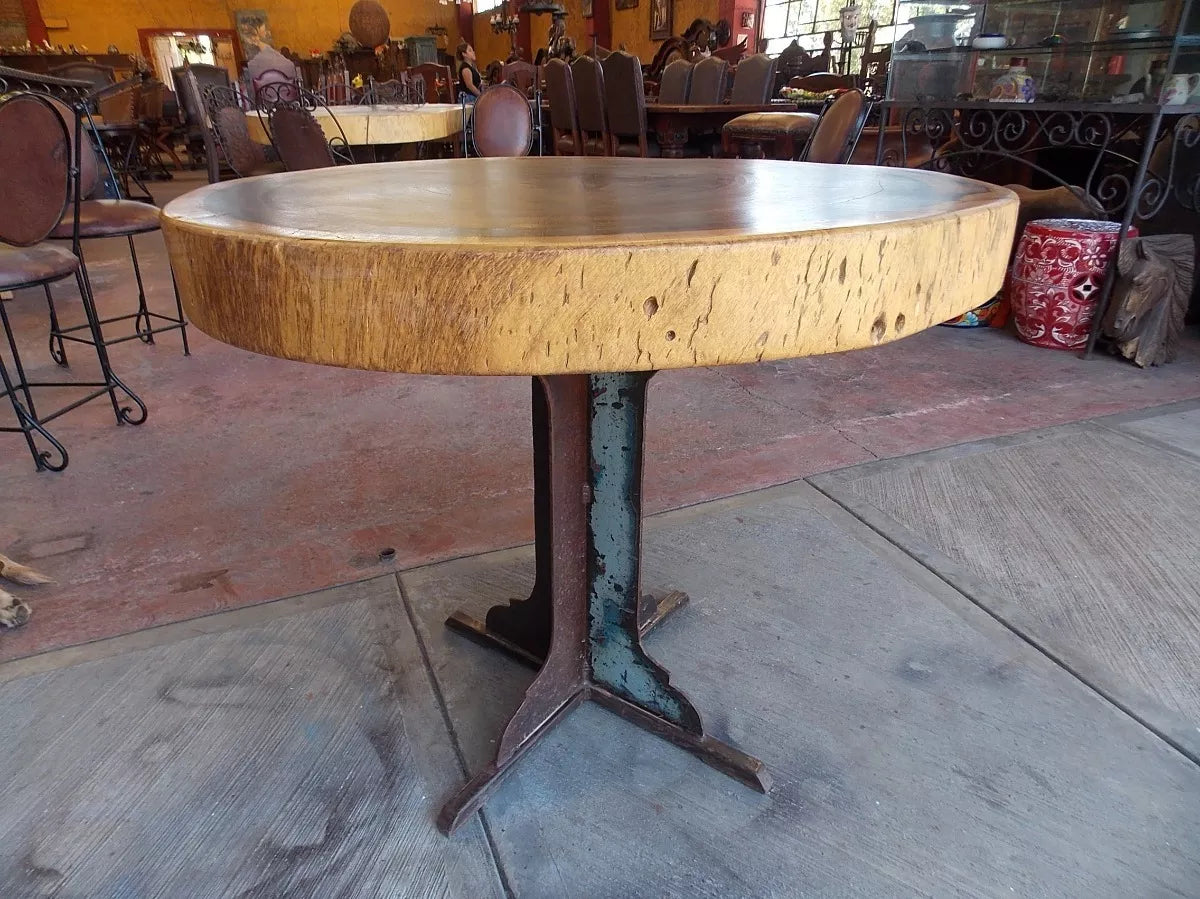 Bella Mesa De Comedor Con Rodaja De Parota Estilo Antiguo.