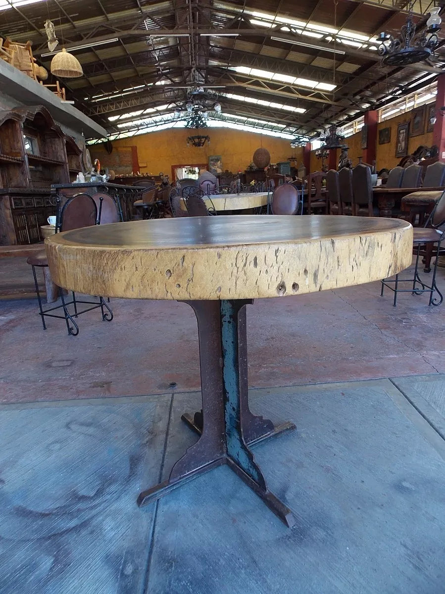 Bella Mesa De Comedor Con Rodaja De Parota Estilo Antiguo.