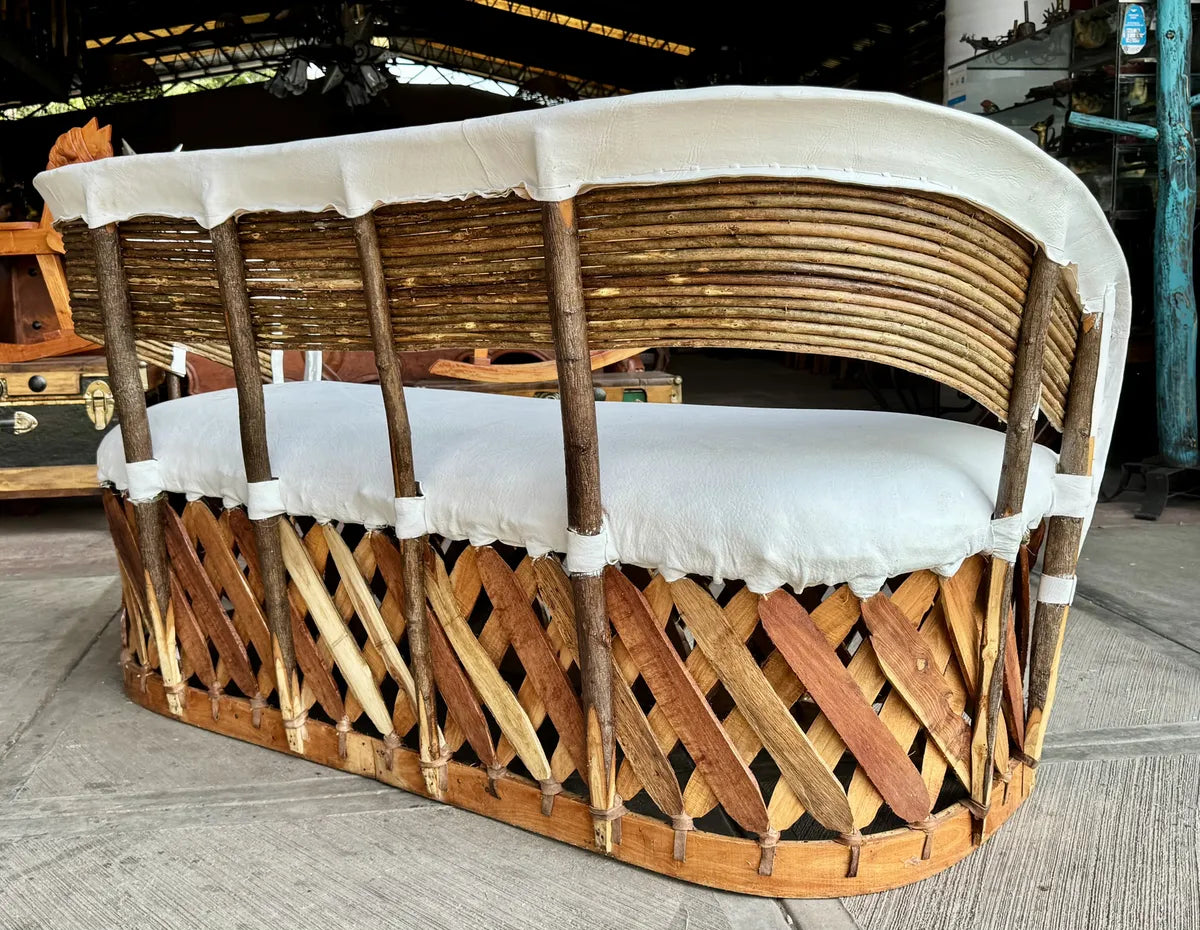 Sillon Equipal Tradicional Para 3 Personas Estilo Varas Blanco Piel De Cerdo Agregar a favoritos