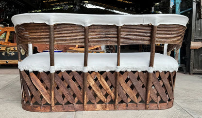 Sillon Equipal Tradicional 3 Personas Estilo Varas Antiguo Blanco Piel De Cerdo Agregar a favoritos