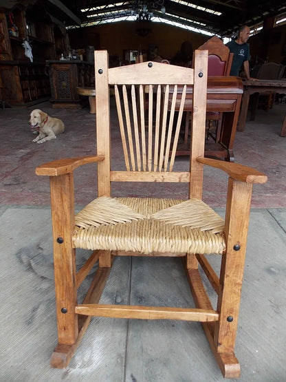 Bella Mecedora De Madera Sustentable Y Tule Estilo Antiguo.