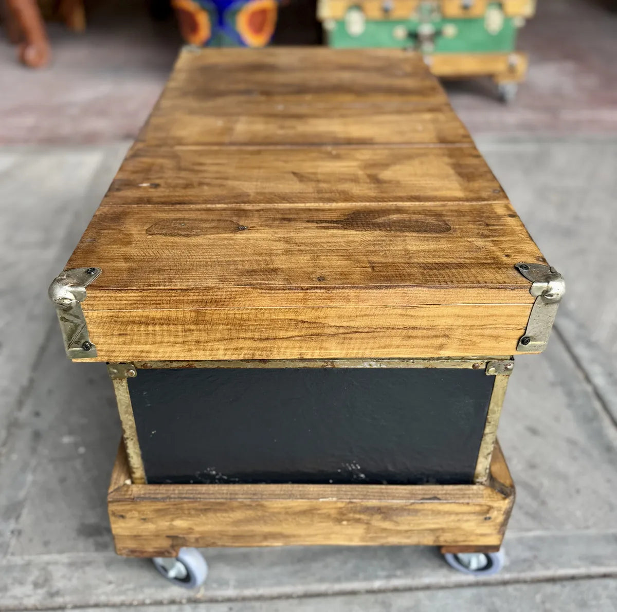 Mesa De Centro Con Baul Petaca Velis Negro Antiguo Azul