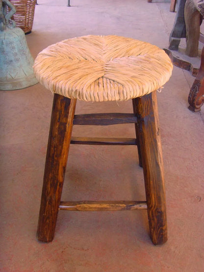 Banco Artesanal Para Bar De Madera Y Tule. Estilo Antiguo.