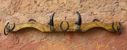 Perchero Exclusivo de Madera Antigua con Herraduras y Cuernos de Toro, Decoración Única de Hierro Forjado