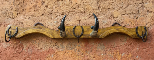 Perchero Exclusivo de Madera Antigua con Herraduras y Cuernos de Toro, Decoración Única de Hierro Forjado