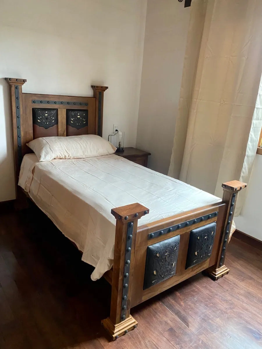 Recamara Madera De Mezquite Y Piel Estilo Antiguo Queen Marrón Claro