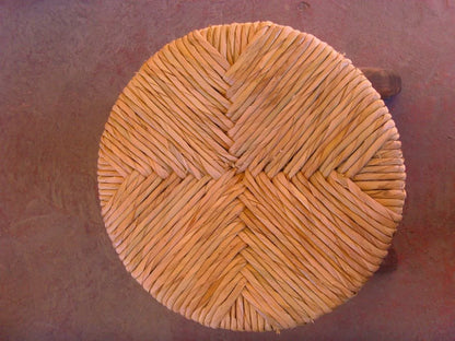 Banco Artesanal Para Bar De Madera Y Tule. Estilo Antiguo.